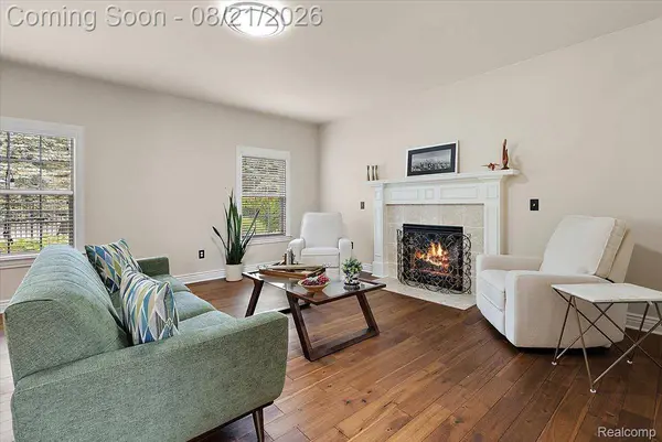 587 Bay Pointe DR, Oxford Village, MI 48371