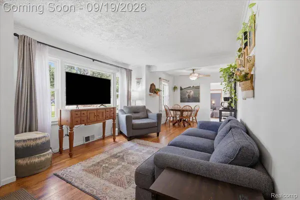4401 Louella DR, Waterford Charter Township, MI 48329