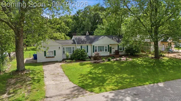 4401 Louella DR, Waterford Charter Township, MI 48329