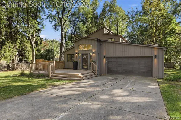 5445 Savoy DR, Waterford Charter Township, MI 48327