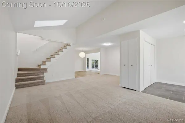 5445 Savoy DR, Waterford Charter Township, MI 48327