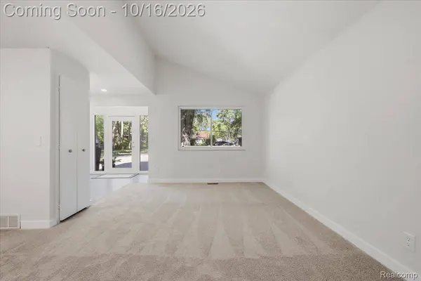 5445 Savoy DR, Waterford Charter Township, MI 48327