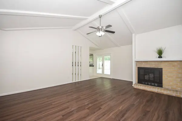 1215 Pinecroft DR, Sugar Land, TX 77498