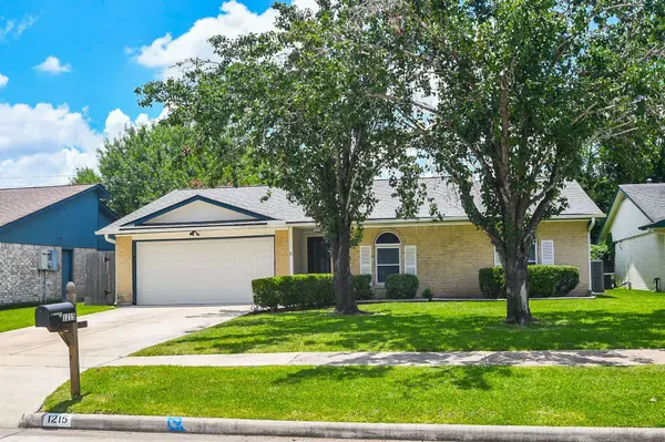 1215 Pinecroft DR, Sugar Land, TX 77498
