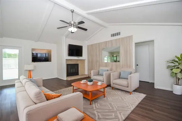 1215 Pinecroft DR, Sugar Land, TX 77498