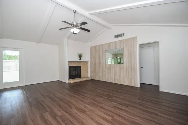 1215 Pinecroft DR, Sugar Land, TX 77498