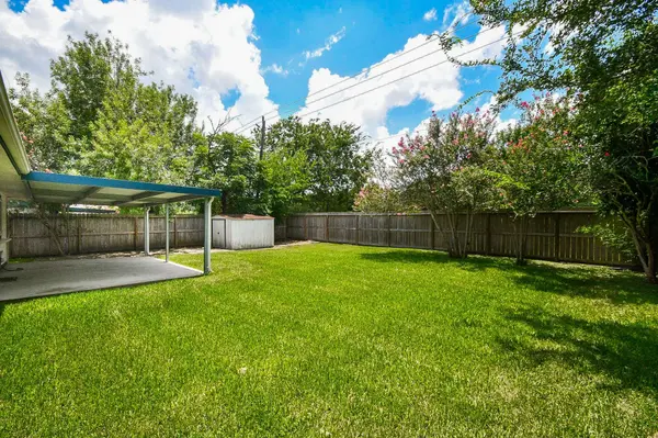 1215 Pinecroft DR, Sugar Land, TX 77498