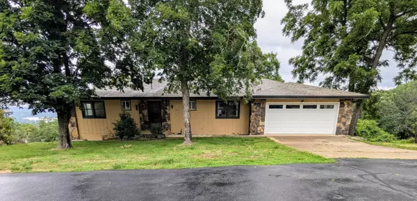 55 Cricket Hill LN, Lampe, MO 65681