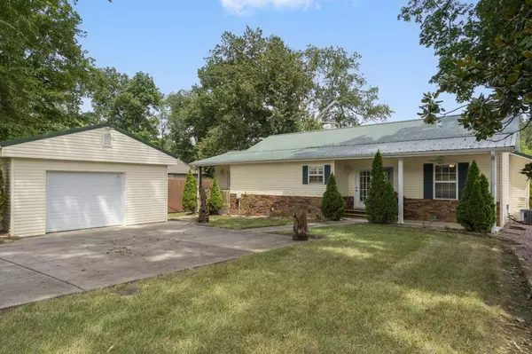 1612 Acacia Club RD, Hollister, MO 65672