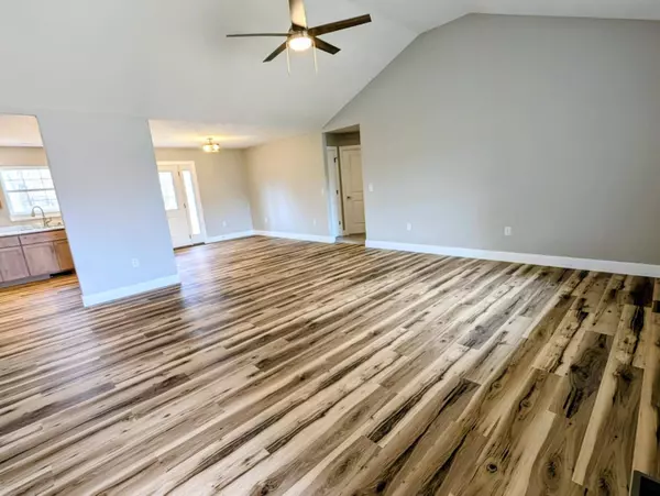 117 Rainbow Hill LN, Reeds Spring, MO 65737