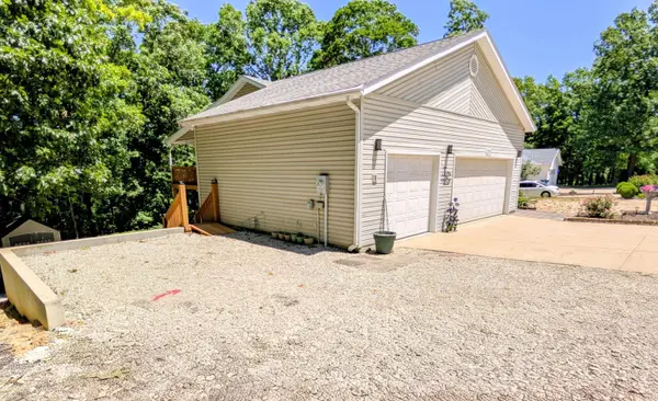 203 Queensberry DR, Branson West, MO 65737