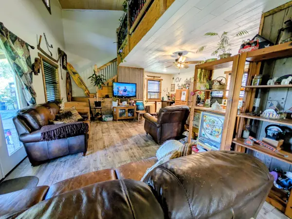 721 Pack LN, Lampe, MO 65681