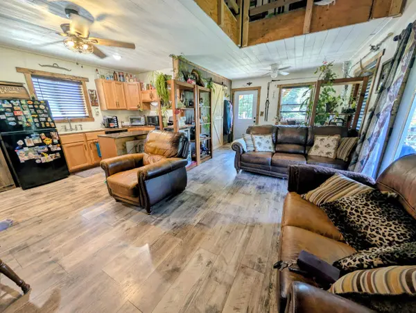 721 Pack LN, Lampe, MO 65681