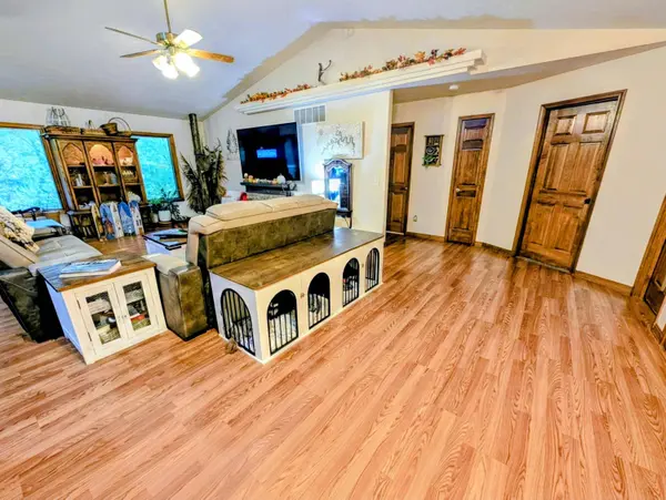 166 Queensberry RD, Branson West, MO 65737