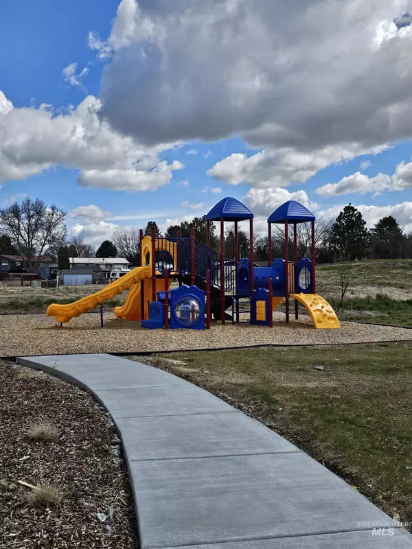 305 N 18th Way, Payette, ID 83661