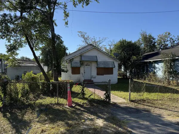 2215 Peonie & 2215 1/2 Peonie St