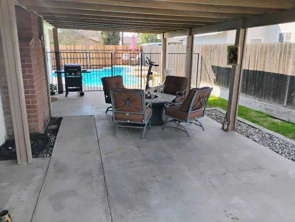 4132 W Robinwood Avenue, Visalia, CA 93291