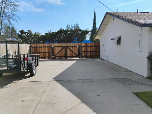 4132 W Robinwood Avenue, Visalia, CA 93291