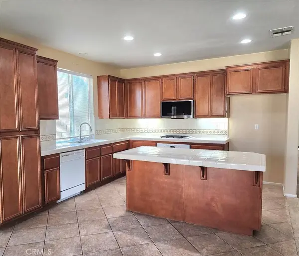 3019 W Newgrove ST, Lancaster, CA 93536