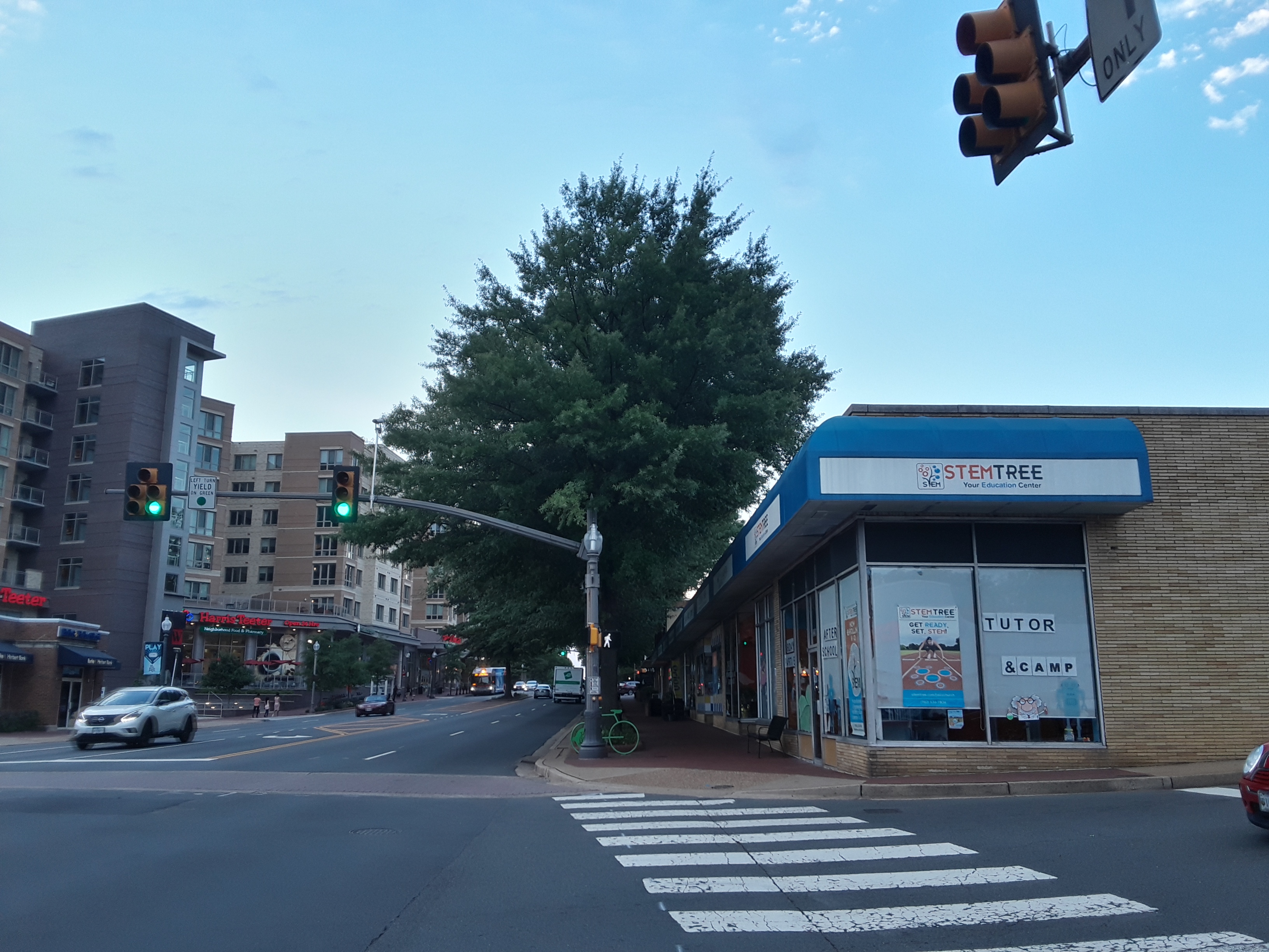 Broad_Street_and_storefronts,_Falls_Church_downtown