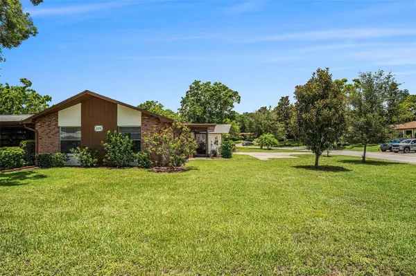 2270 SPRUCE LN #B, Palm Harbor, FL 34684