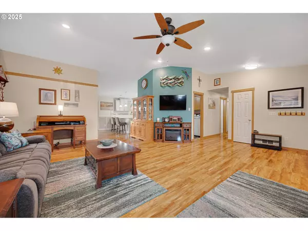 201 SHIRLEY ST, Molalla, OR 97038