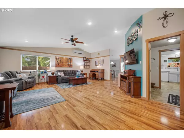 201 SHIRLEY ST, Molalla, OR 97038