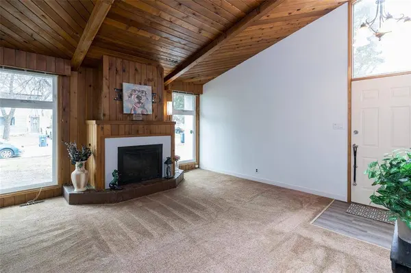29 Oakmont AVE, Winnipeg, MB R2J 2M4