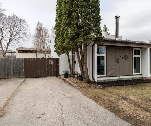 29 Oakmont AVE, Winnipeg, MB R2J 2M4