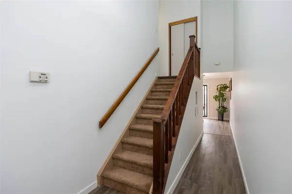 29 Oakmont AVE, Winnipeg, MB R2J 2M4