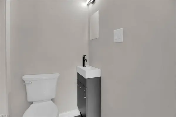 7 E Lewis RD, Hampton, VA 23666