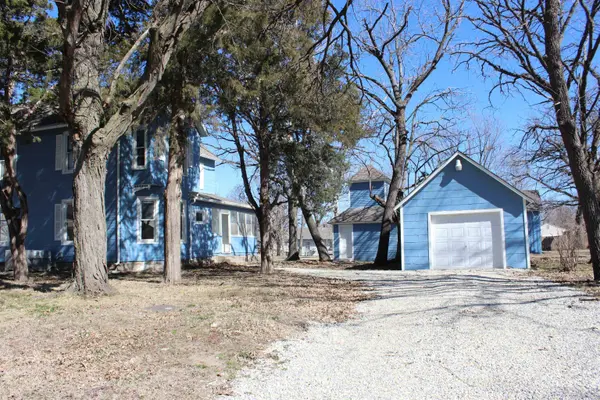 521 W 5th St, Halstead, KS 67056