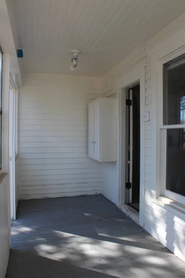 521 W 5th St, Halstead, KS 67056