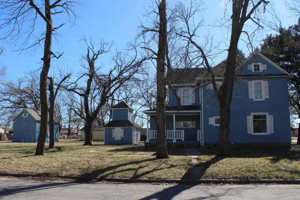 521 W 5th St, Halstead, KS 67056