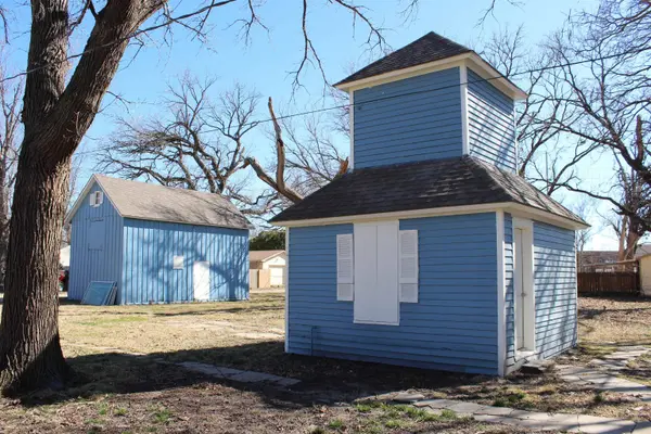 521 W 5th St, Halstead, KS 67056