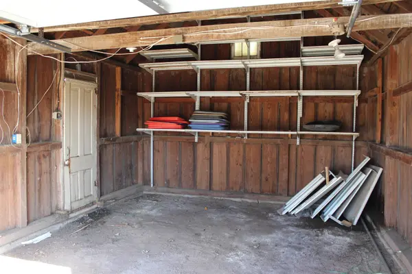 521 W 5th St, Halstead, KS 67056