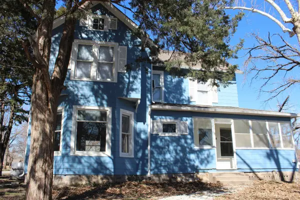 521 W 5th St, Halstead, KS 67056