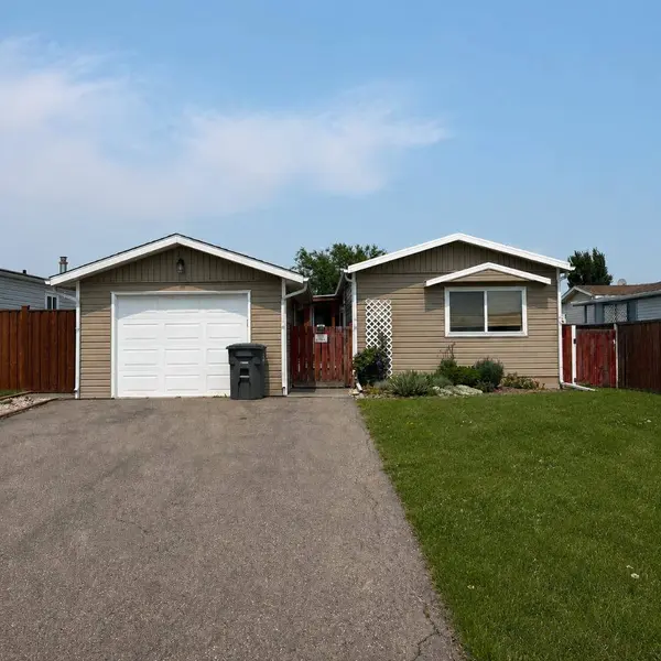68 Westover AVE, Claresholm, AB T0L 0T0
