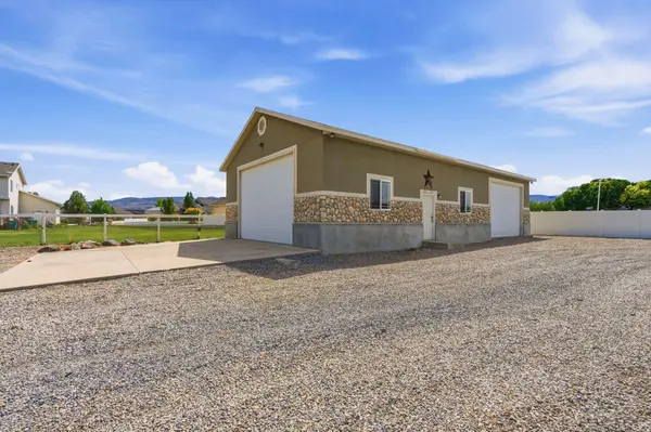 2433 W SADDLE HORN CIR S, Bluffdale, UT 84065