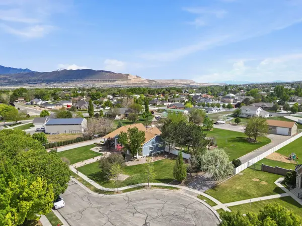2433 W SADDLE HORN CIR S, Bluffdale, UT 84065