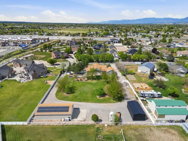 2433 W SADDLE HORN CIR S, Bluffdale, UT 84065