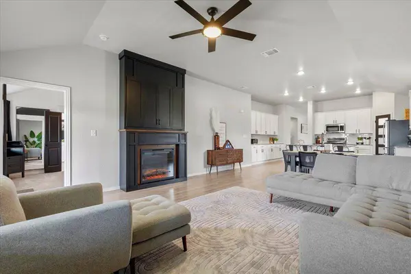 205 Bright Star LN, Georgetown, TX 78628