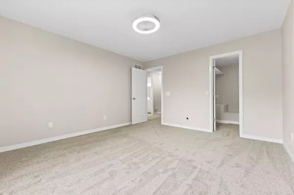 Primary Bedroom w/Walk-In Closet