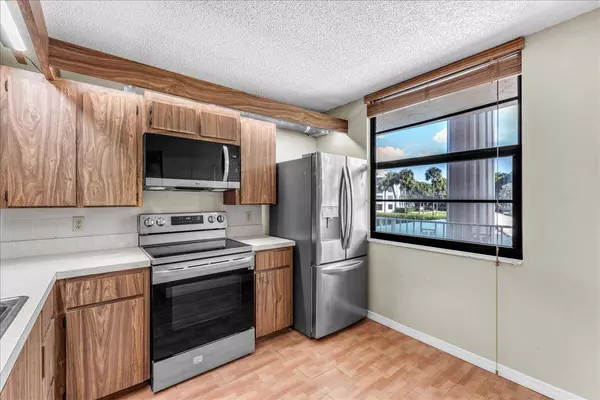 3540 Whitehall DR 203, West Palm Beach, FL 33401