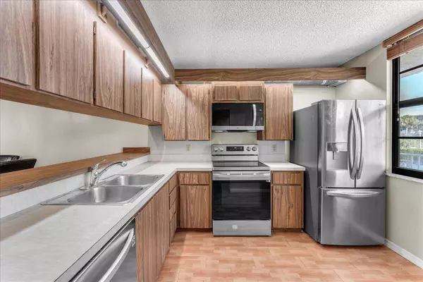 3540 Whitehall DR 203, West Palm Beach, FL 33401