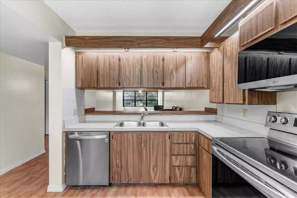 3540 Whitehall DR 203, West Palm Beach, FL 33401