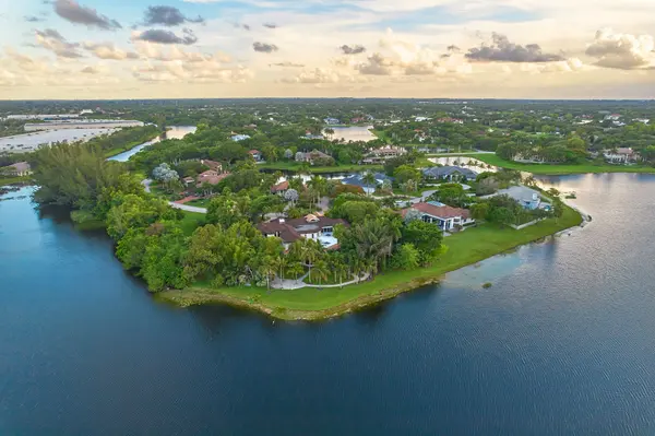 HOA and Community Fees in Weston Luxury Communities: A Complete 2026 Guide
