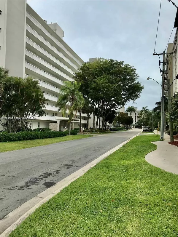 2555 NE 11th St #605, Fort Lauderdale, FL 33304