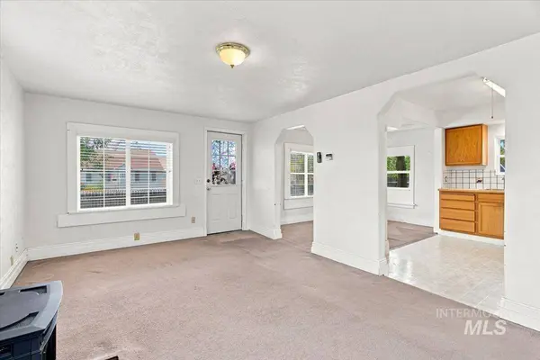 212 Ne 2nd St, Meridian, ID 83642