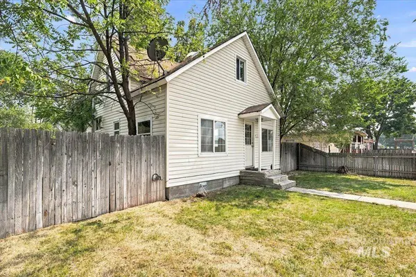 212 Ne 2nd St, Meridian, ID 83642